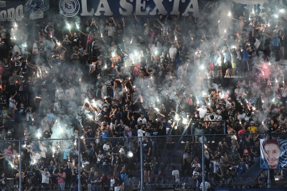 Fiesta total en el estadio Bautista Gargantini para celebrar la Copa Argentina que conquistó Independiente Rivadavia. Histórico. 