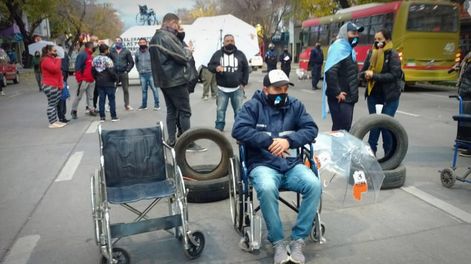 Los Andes | Transportistas de personas con discapacidad de Mendoza se movilizaron por el Acceso Este, el nudo vial y la puerta de OSEP. Foto: Orlando Pelichotti / Los Andes.