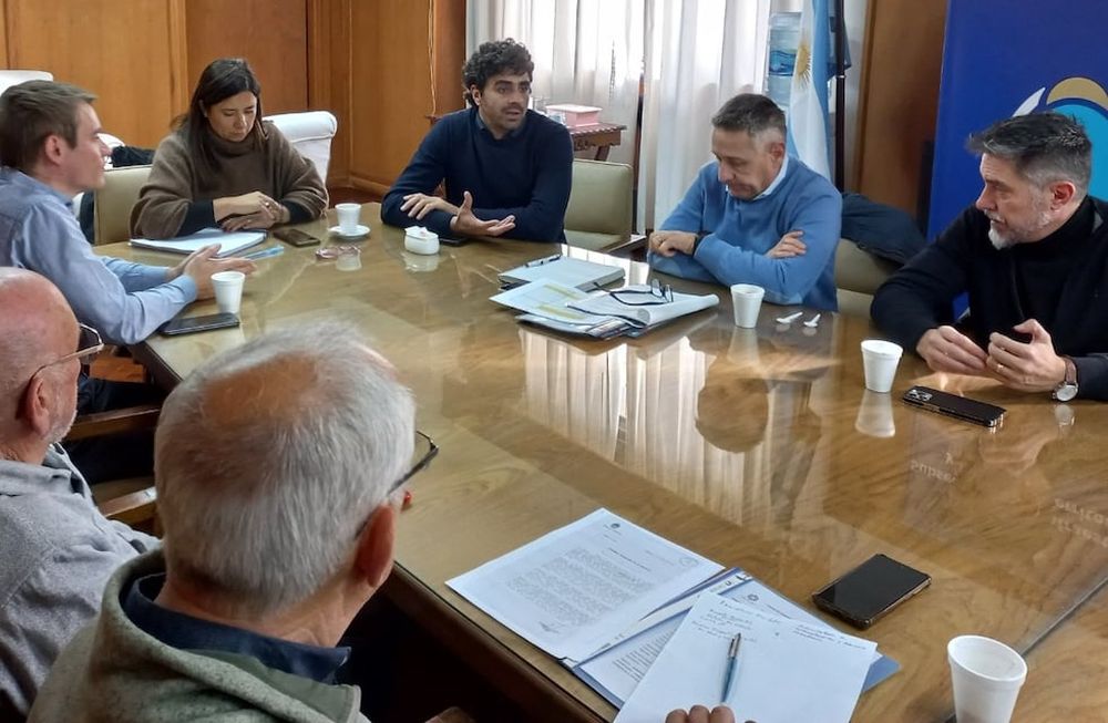 El ministro de Gobierno, Natalio Mema, y la subsecretaria de Infraestructura, Marité Badui, recibieron las propuestas de los empresarios del Sur