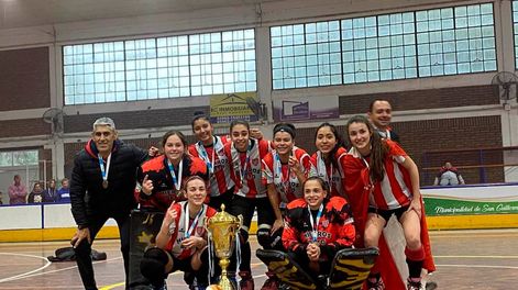 Los Andes | La delegación albirroja celebra la obtención del preciado trofeo.