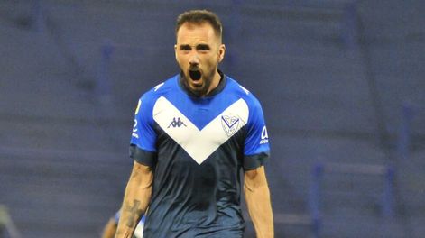 Mancuello celebra su gol de tiro libre ante Huracán. / (Twitter: @LigaAFA)