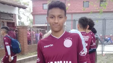 Los Andes | Matías Busto, la joya del fútbol mendocino, ya firmó su contrato profesional con Lanús. Foto: Gentileza Jorge Busto.