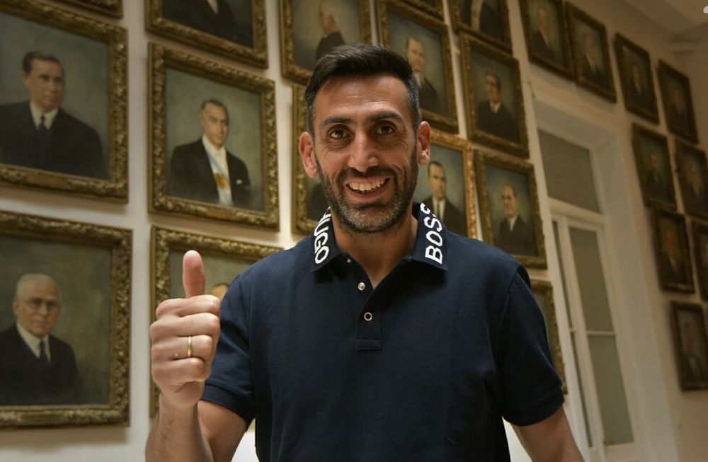 Por su carrera deportiva, Sebastián Torrico recibió una distinción en la Legislatura de Mendoza. / Orlando Pelichotti