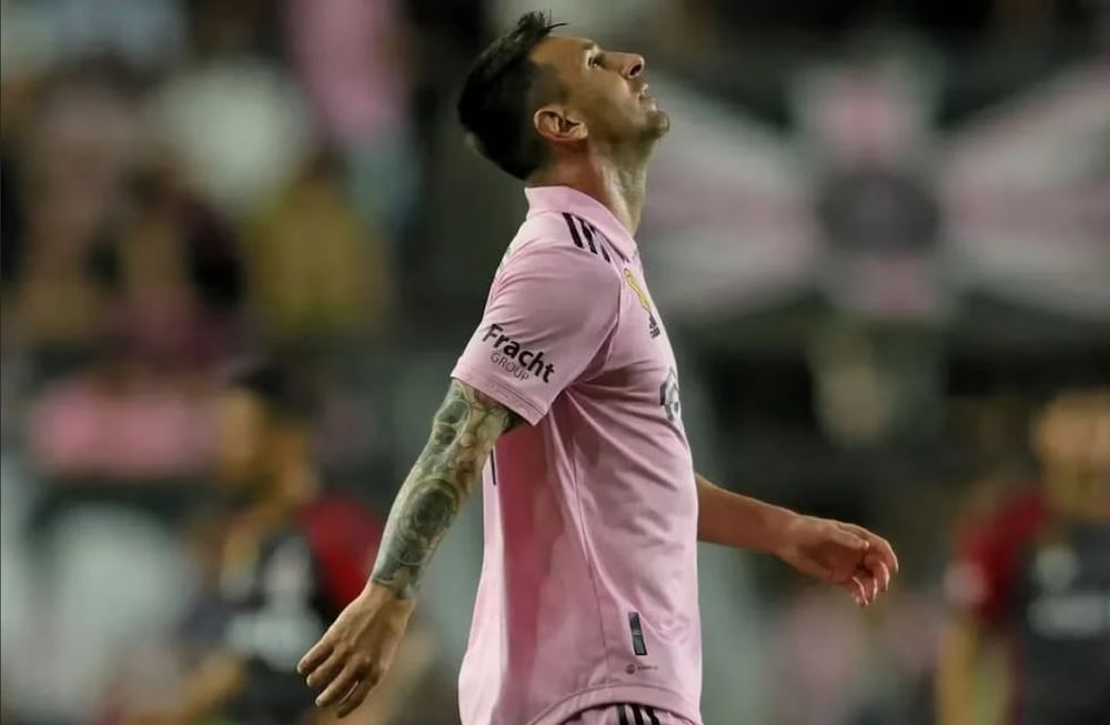 Lionel Messi salió lesionado antes del final del primer tiempo.