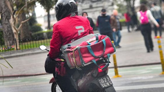 Un repartidor se volvió viral por los curiosos y divertidos apodos que les coloca a sus clientes