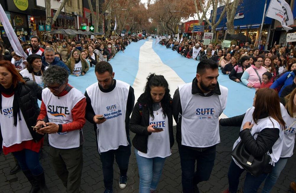 La protesta del martes 26 de julio  convocó a trabajadores de la salud, de la educación, bancarios y de la administración pública, por las calles céntricas, en reclamo de mejoras salariales.Muchos sindicatos y gremios exigen mejoras en las paritariasFoto: Orlando Pelichotti / Los Andes