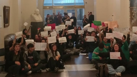 Estudiantes exigen que se cumpla la Ley de Financiamiento Universitario.