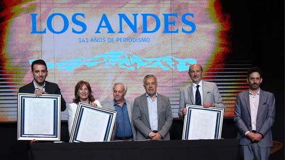 Tadeo García Zalazar (ministro de Educación, Cultura, Infancias y DGE), Esther Sánchez (rectora UNCuyo), Miguel Títiro (periodista Los Andes), Alfredo Cornejo (gobernador de Mendoza), Rodolfo Vargas Arizu (ministro de Producción) y Pablo Dellazoppa (director de contenidos de Los Andes) / Los Andes