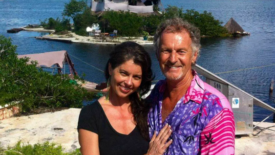 Richart Sowa y su mujer, con la isla de de botellas de plástico que el mismo creó de fondo.&nbsp;