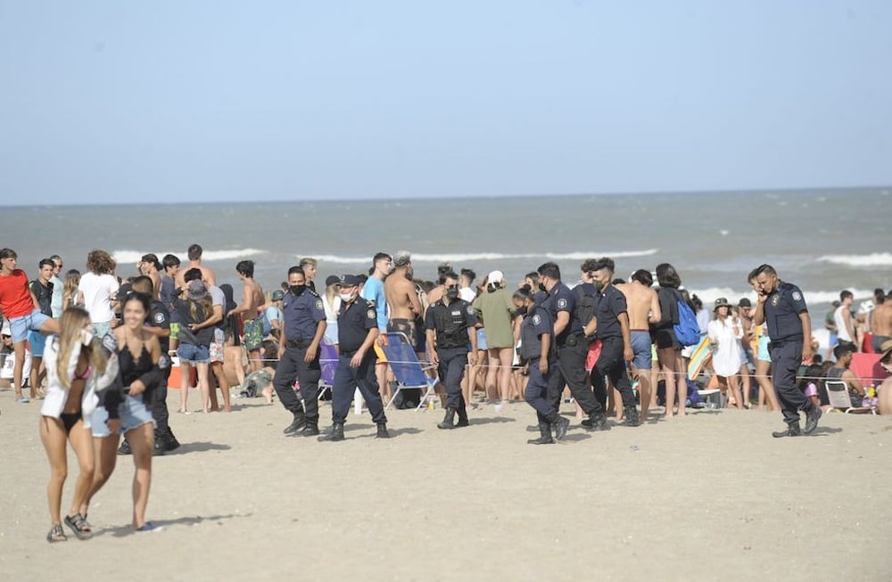 Desde hoy se dispondrá la presencia permanente de fuerzas de seguridad en ese tipo de espacios para evitar las concentraciones en las playas
