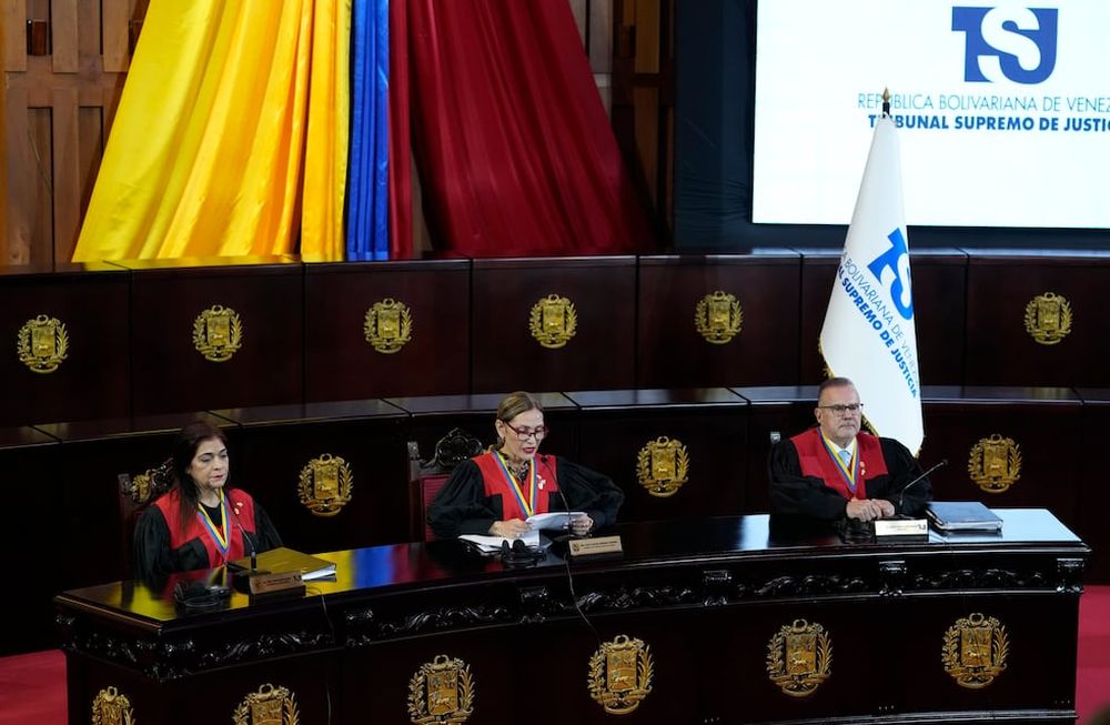 La presidenta de la Corte Suprema, Caryslia Rodríguez, habla en el tribunal que está realizando una auditoría de los resultados controvertidos de las elecciones presidenciales en Caracas, Venezuela, el jueves 22 de agosto de 2024. (AP Foto/Ariana Cubillos)