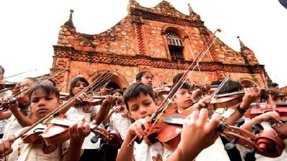 Niños de Bolivia deslumbran en Europa con su música barroca