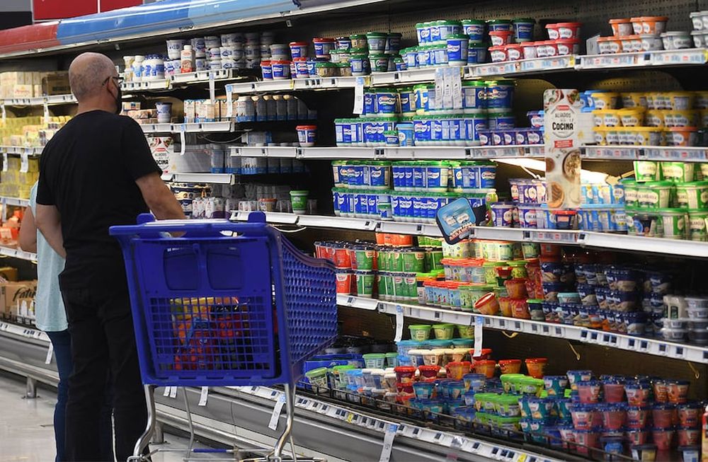 El aumento de precios resulta muy evidente cuando se observa qué productos se podían comprar en 2022 con menos de $1.000, pero hoy hay que sumar varios billetes. Foto: José Gutierrez / Los Andes