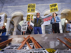 Manifestantes sostienen pancartas durante la protesta Paremos la guerra con Irán frente al Ayuntamiento de Los Ángeles, California, EE. UU., el 2 de marzo de 2026. Los manifestantes protestan contra los ataques conjuntos de Israel y Estados Unidos en Irán, que comenzaron en la madrugada del 28 de febrero de 2026. Manifestantes sostienen pancartas durante la protesta Paremos la guerra con Irán frente al Ayuntamiento de Los Ángeles, California, EE. UU., el 2 de marzo de 2026. Los manifestantes protestan contra los ataques conjuntos de Israel y Estados Unidos en Irán, que comenzaron en la madrugada del 28 de febrero de 2026.