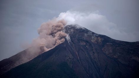El Volcán de Fuego de Guatemala sigue con explosiones y constantes avalanchas