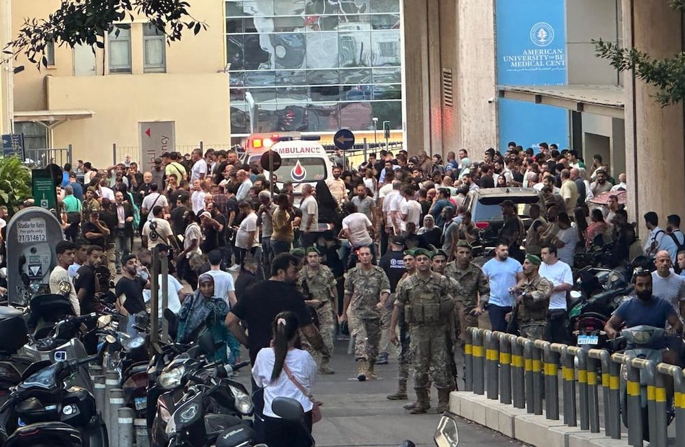 Beirut (Lebanon), 17/09/2024.- Lebanese soldiers and Hezbollah members gather outside a hospital where injured people were being transported, following an incident involving Hezbollah membersÄô wireless devices in Dahieh, Beirut, south Lebanon, 17 September 2024. According to LebanonÄôs state news agency, several Äòwireless communication devices (pagers) were detonated using advanced technology.Äô Several people with various injuries have been arriving at Lebanese hospitals, according to the Lebanese Public Health Emergency Operations Center of the Ministry of Public Health. (Líbano, Hizbulá/Hezbolá) EFE/EPA/WAEL HAMZEH