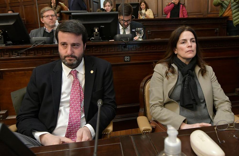 Legislatura Provincial trató pedido de informe de policías en las escuelas en paros docentes.La Cámara de Diputados elevó un pedido de informe sobre la presencia policial en los establecimientos educativos en las jornadas de paros y reclamos salariales de los docentes.Diputados José María Videla y Josefina CanaleFoto: Orlando Pelichotti / Los Andes