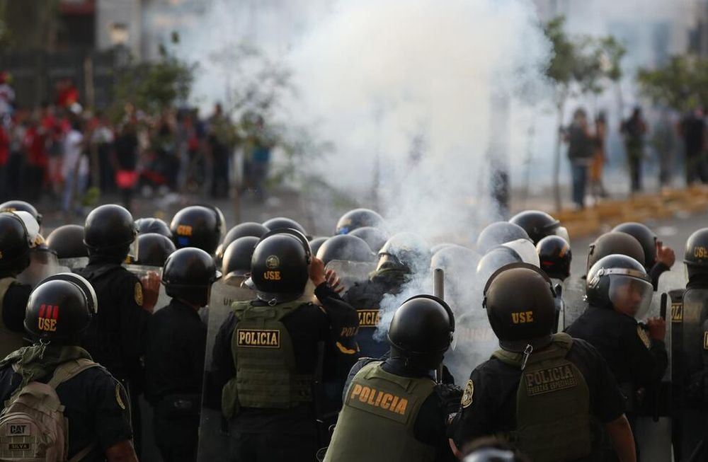 Policías se enfrentan con manifestantes durante la toma de Lima hoy, en Lima (Perú). La gran marcha nacional denominada la toma de Lima ha activado una serie de acciones de protesta en distintos puntos del país, en donde los manifestantes exigen la renuncia de la presidenta Dina Boluarte y el cierre del Congreso, así como la convocatoria a elecciones generales para este año y a una asamblea constituyente. Foto: EFE/ Paolo Aguilar