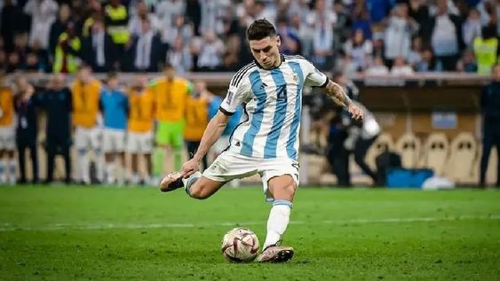 Gonzalo Montiel anotó el penal que convirtió a Argentina en Campeón del Mundo.