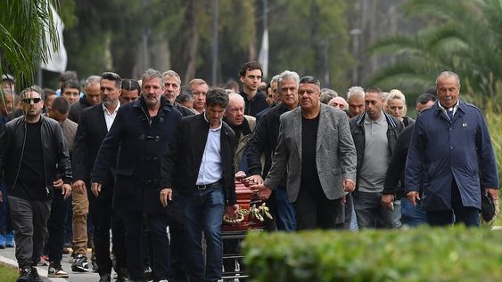 El presidente de la AFA, Claudio Chiqui Tapia, familiares, amigos y otros miembros del fútbol argentino llevan el féretro del fallecido entrenador de la selección argentina de fútbol, ​​César Luis Menotti, durante su funeral en la sede de la AFA en Ezeiza. Foto: STRINGER / AFP