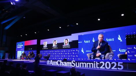 Política en off. Cornejo fue explícito respecto de que quiere una alianza con Milei en su exposición del evento de Amcham. Foto: Alfredo Cornejo en X.