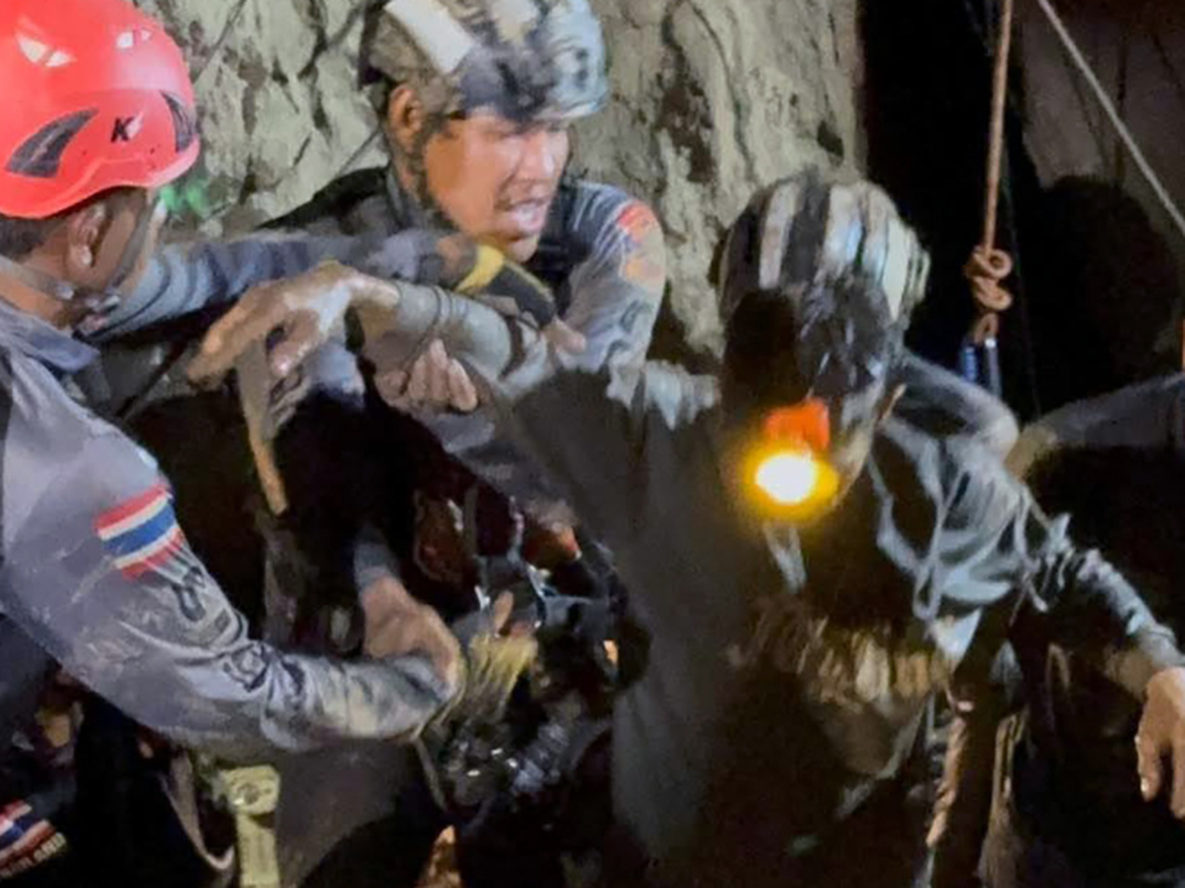 un superviviente laosiano rescatado de una cueva inundada en una zona montañosa de la provincia de Xaysomboun, Laos, el 29 de mayo de 2026. Uno de los siete hombres laosianos fue rescatado tras quedar atrapado en una cueva de una mina de oro inundada en la remota zona montañosa de Xaysomboun, en Laos, desde el 20 de mayo de 2026, cuando las inundaciones repentinas provocadas por las fuertes lluvias atraparon a siete trabajadores mientras buscaban oro.&nbsp;