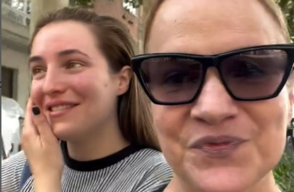 La cantante de Pimpinela, en Madrid, junto a su hija.
