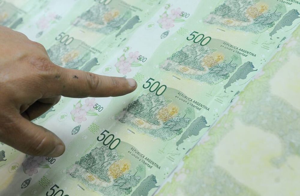 A toda máquina: el Gobierno profundiza la emisión y sale a importar 250 millones de billetes de $500