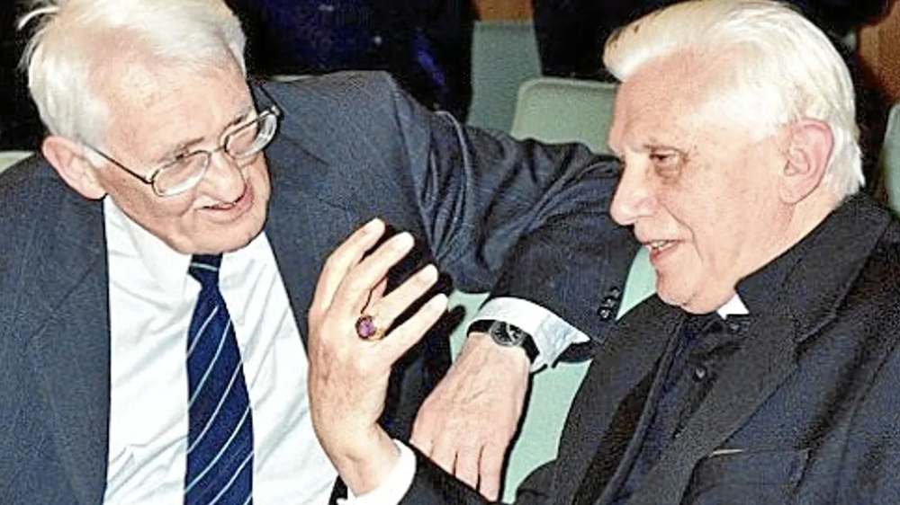 Jürgen Habermas con el papa Benedicto XVI, con quien entabló fructíferos diálogos polémicos, algunos de los cuales fueron convertidos en libro.