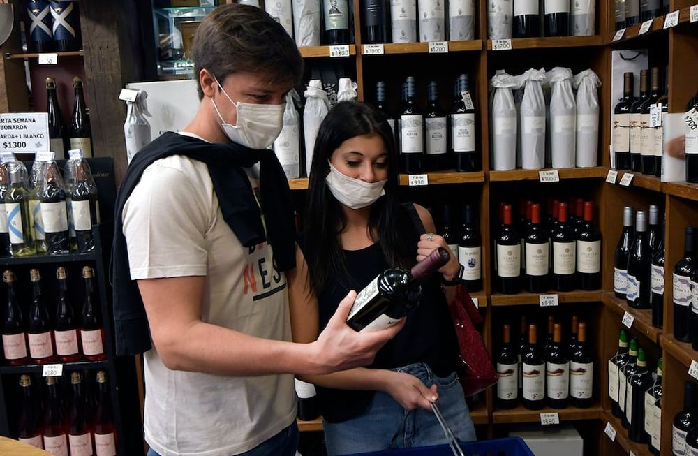 Muchos turistas disfrutan del sol y del vino en Mendoza, y buscan llevarse unas botellas para extender el disfrute en su lugar de origen. Foto: Orlando Pelichotti