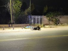 Joven motociclista murió en Luján tras chocar contra unos postes.