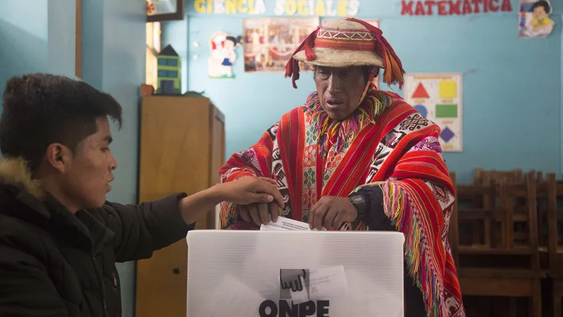 Fotografía de archivo de un campesino que vota en unas elecciones en Perú.&nbsp;