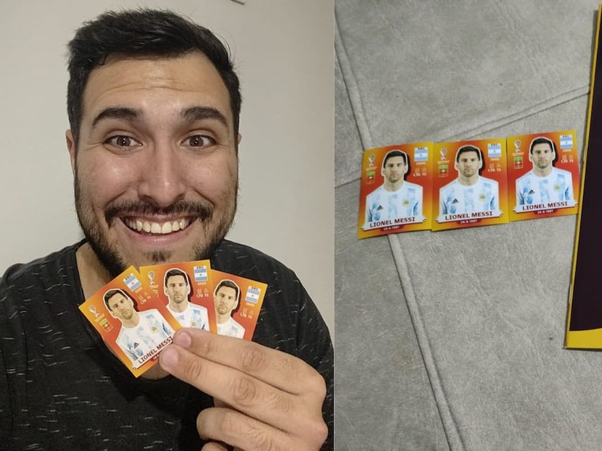 Alejandro posa orgulloso junto a sus tres figuritas de Messi. / Foto: Alejandro
