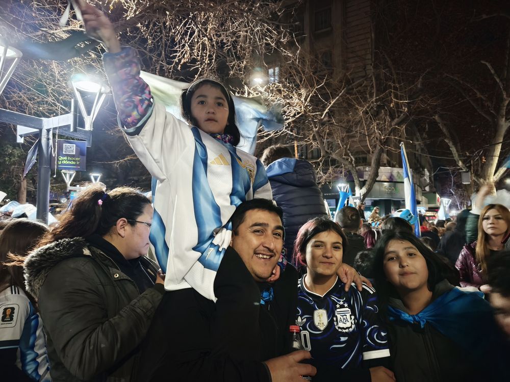 Miles de mendocinos coparon el KM 0 para celebrar el pase de Argentina a semifinales del Mundial 2026