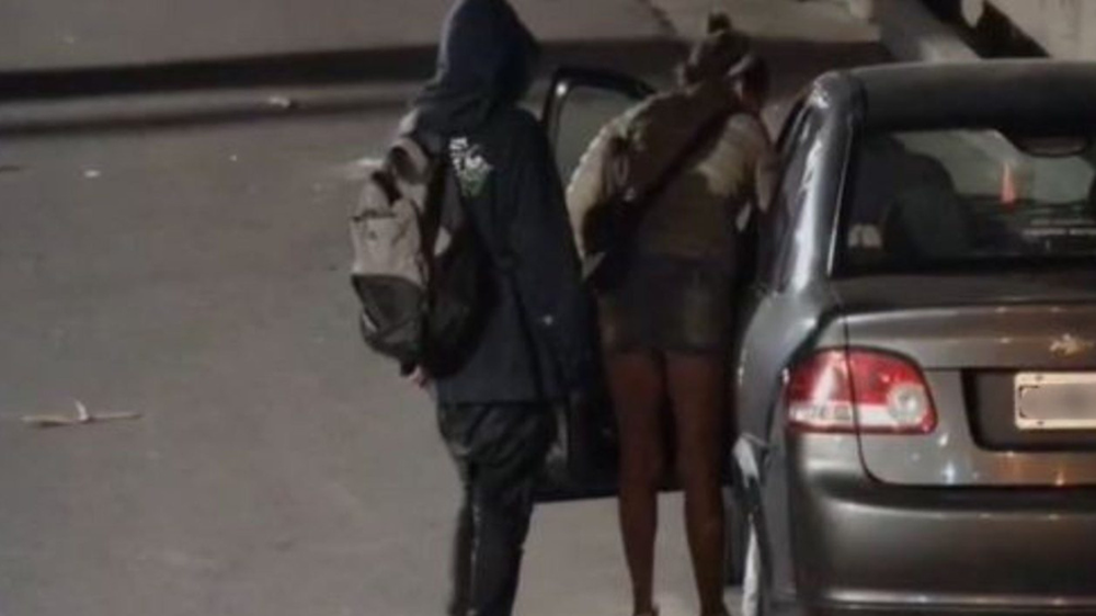 Dos mujeres fueron captadas por las cámaras de seguridad mientras sustraían objetos del interior de un auto