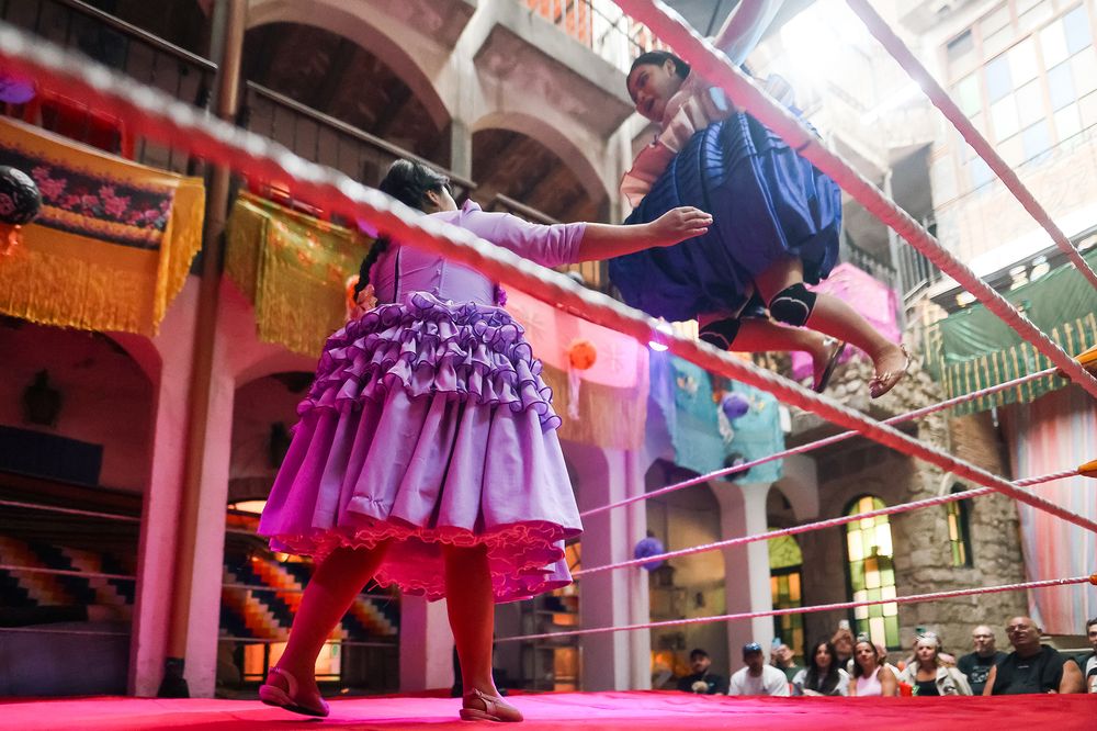 Las peleas de cholitas (mujeres de pollera) son un espectáculo cultural y deportivo muy conocido, mezcla de lucha libre, turismo y tradición aimara. Son combates inspirados en la lucha libre mexicana y el catch boliviano. Combinan acrobacias, humor, actuación y una narrativa donde muchas veces la cholita lucha contra 'el abusivo' o 'el villano'. 