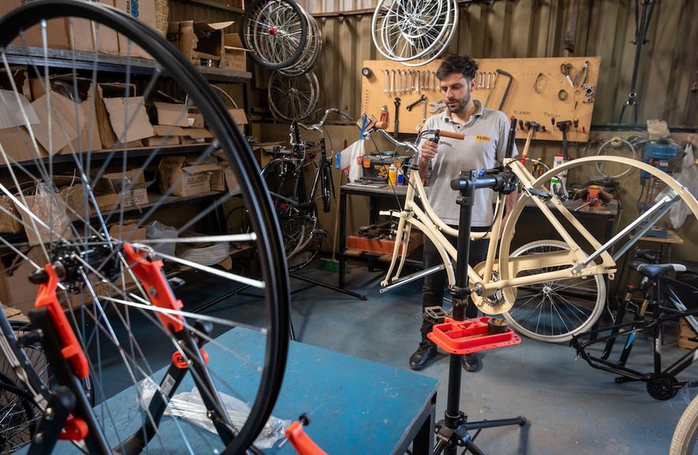 En la incubadora de Empresas de Godoy Cruz funciona la fábrica de bicicletas Yaris creada por un grupo de mendocinos. Santiago Juri armando una de las bicis  Foto: Ignacio Blanco / Los Andes