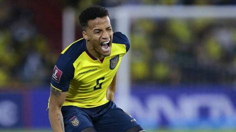 Tras recibir una dura patada peligra el mundial para Byron Castillo. / gentileza