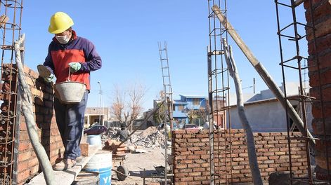 Obreros trabajan en la construcción de una vivienda, en el departamento de Junín. José Gutiérrez / Los Andes