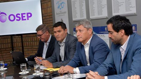 El titular de la Obra Social de los Empleados Públicos ( OSEP ), Carlos Funes junto al Ministro de Hacienda y Finanzas Victor Fayad en el Anexo de la Legislatura Provincial, Cámara de DiputadosFoto: Orlando Pelichotti