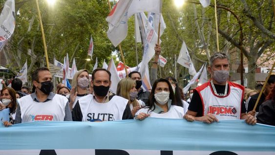 Más de 15 mil trabajadores estatales de Mendoza marcharon en rechazo del aumento salarial que propuso el Gobierno.