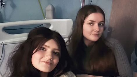 Megan (derecha) incluso se sometió a una resonancia magnética de pies a cabeza, que resultó completamente clara, y los médicos calificaron el fenómeno como una cosa gemela.