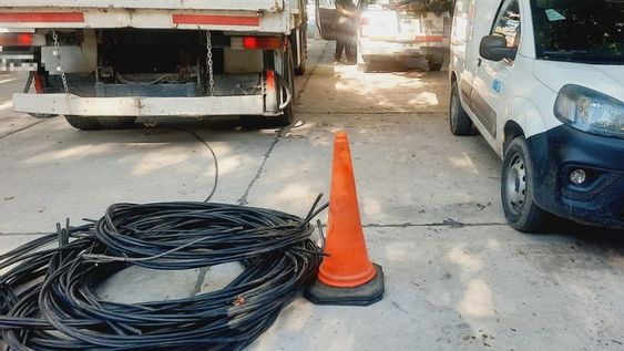 Un operativo realizado el día lunes dejó a cinco hombres detenidos por robo de cables &nbsp;del antiguo trole.&nbsp;
