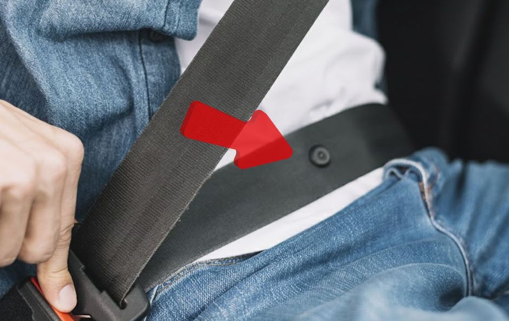 Este simple botón en el cinturón de seguridad permite confirma que la seguridad vial también se construye con piezas mínimas dentro del auto.