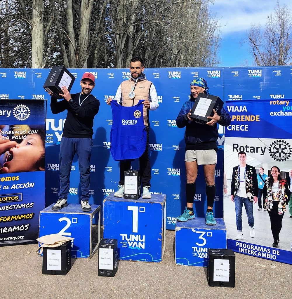 Podio masculino de los 15k liderado por Carlos Becerra.