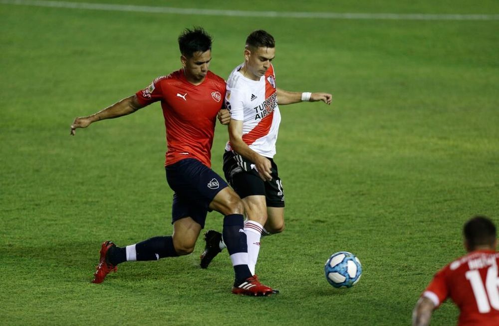 Rafael Santos Borre disputando la pelota con un jugador de Independiente. Foto: Gentileza
