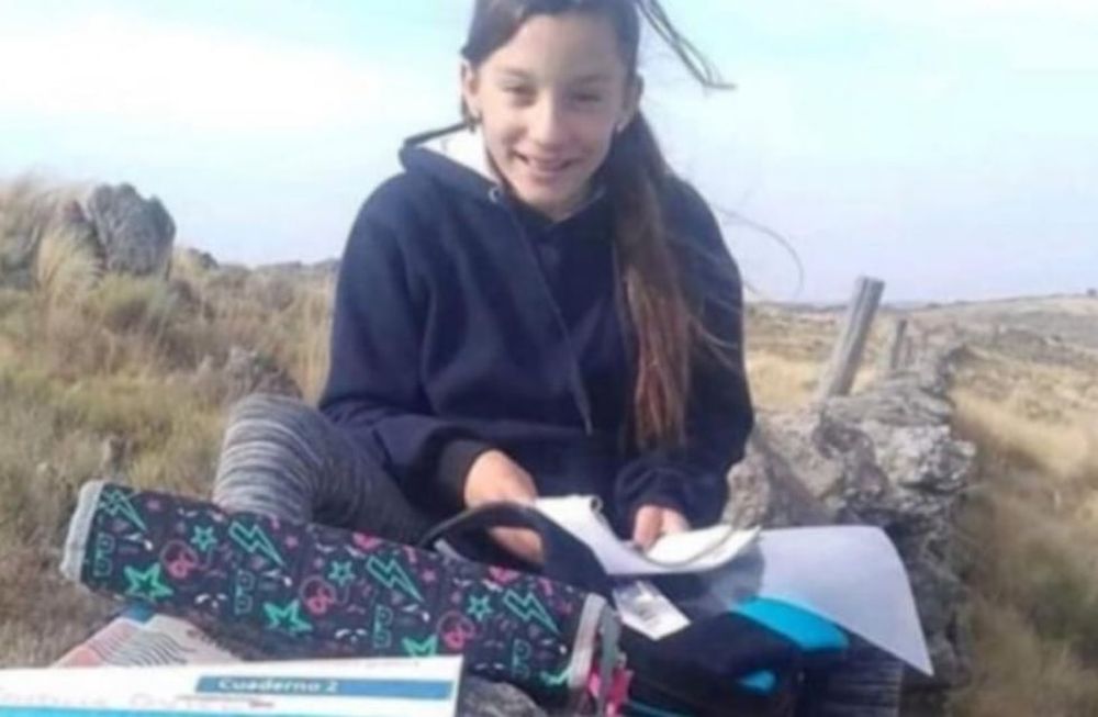 Romina Oviedo (11) tenía que subir a una loma para conseguir señal y hacer su tarea. Una empresa se solidarizó y le instaló internet en su casa.