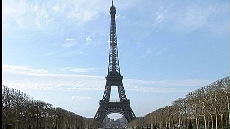 Subastarán en París un pedazo de la Torre Eiffel