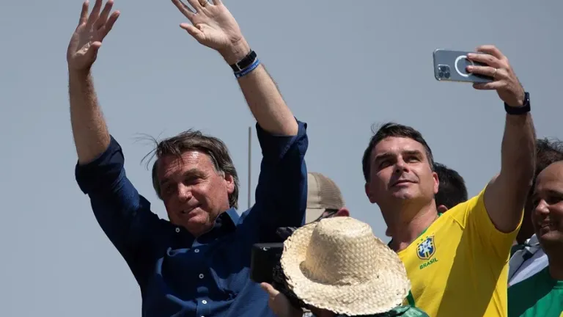 Jair Bolsonaro junto a su hijo Flávio&nbsp;