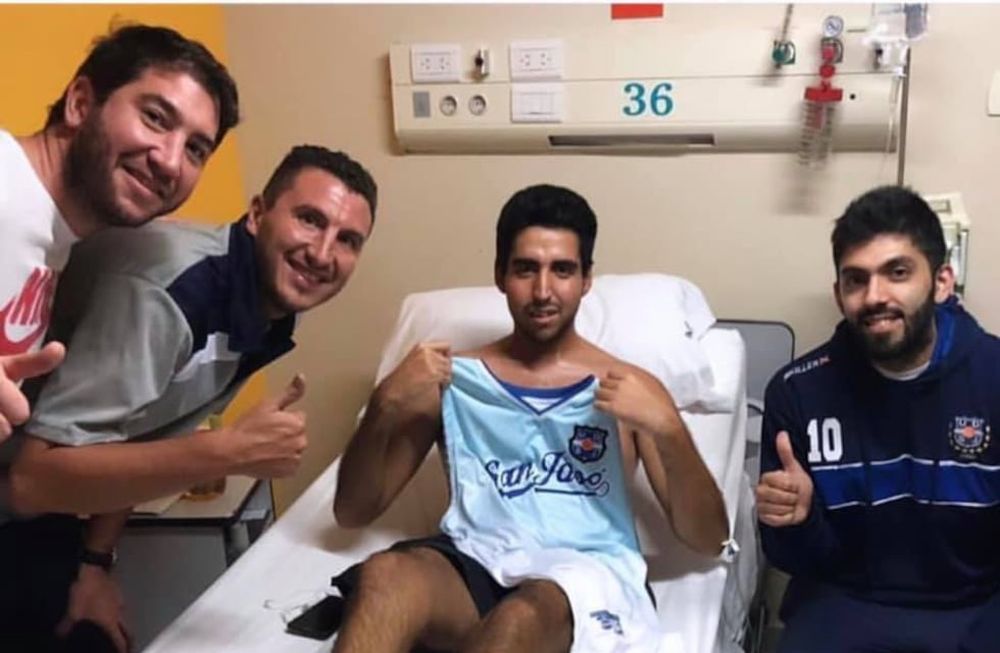 Durante la temporada 2019 y cuando Juani estaba internado, los hermanos Rubia y Gastón Guevara, se acercaron hasta la clínica a saludarlo, darle ánimo y le llevaron una camiseta de San José. Un gesto que lo hizo muy feliz. / GENTILEZA